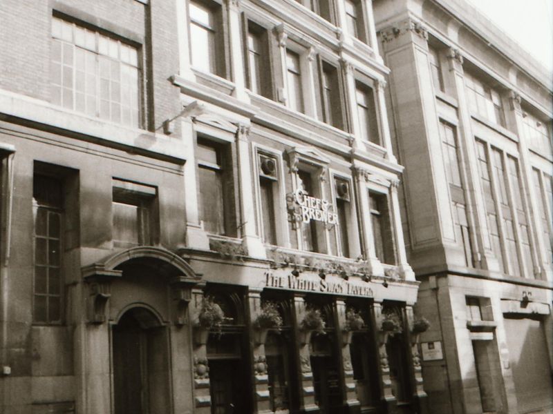 White Swan Tudor St London EC4 taken in April 1994.. (Pub, External). Published on 13-04-2019