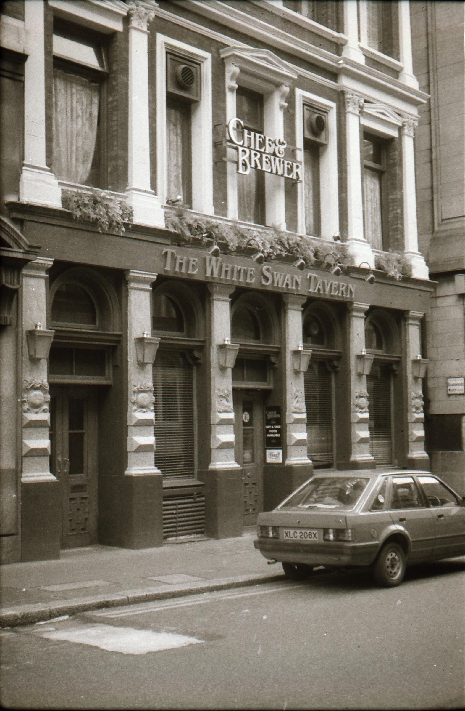 White Swan Tudor Street London EC4 taken in mid 1985.. (Pub, External). Published on 13-04-2019