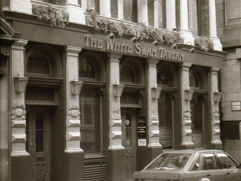 White Swan Tudor Street London EC4 taken in mid 1985.. (Pub, External). Published on 13-04-2019