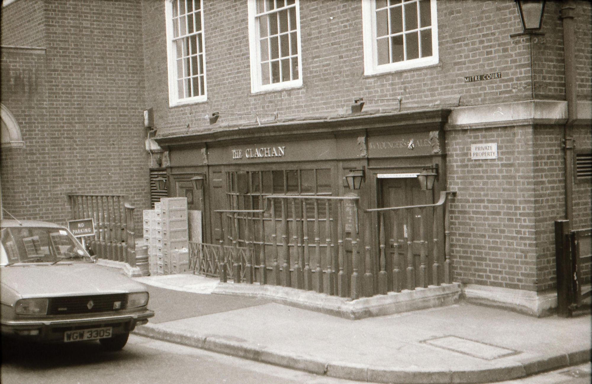 Clachan London EC4 taken in mid 1985.. (Pub, External). Published on 13-04-2019