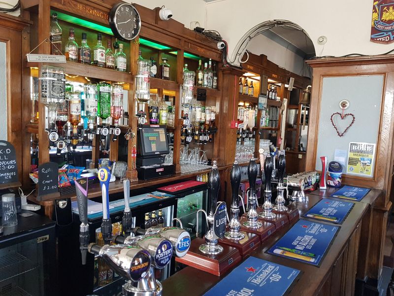 White Hart - Grays (4) - Main Bar with Bar Back. (Pub, Bar). Published on 11-06-2023