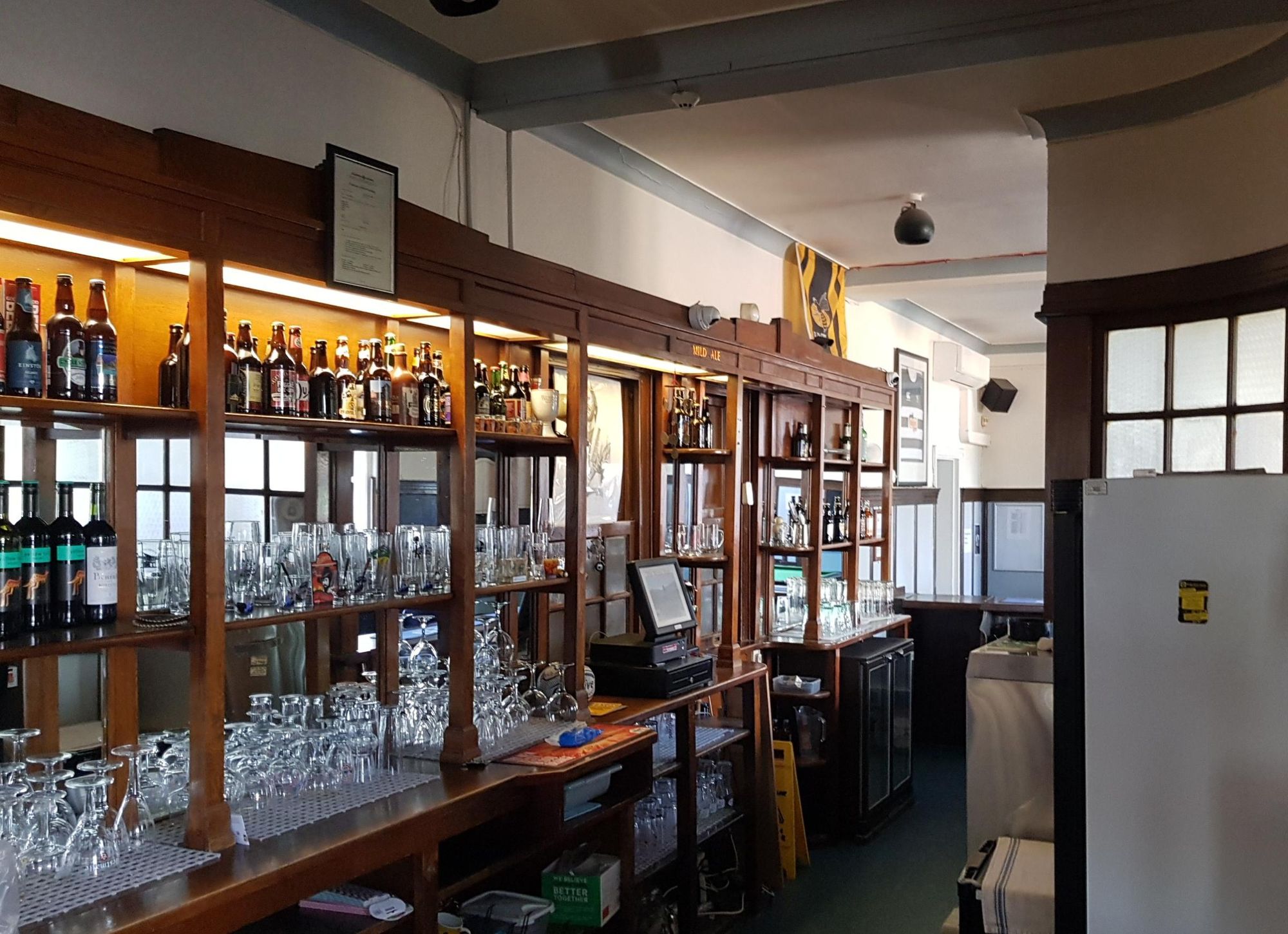 White Hart - Grays (6) - Bar Back. (Pub, Bar). Published on 11-06-2023