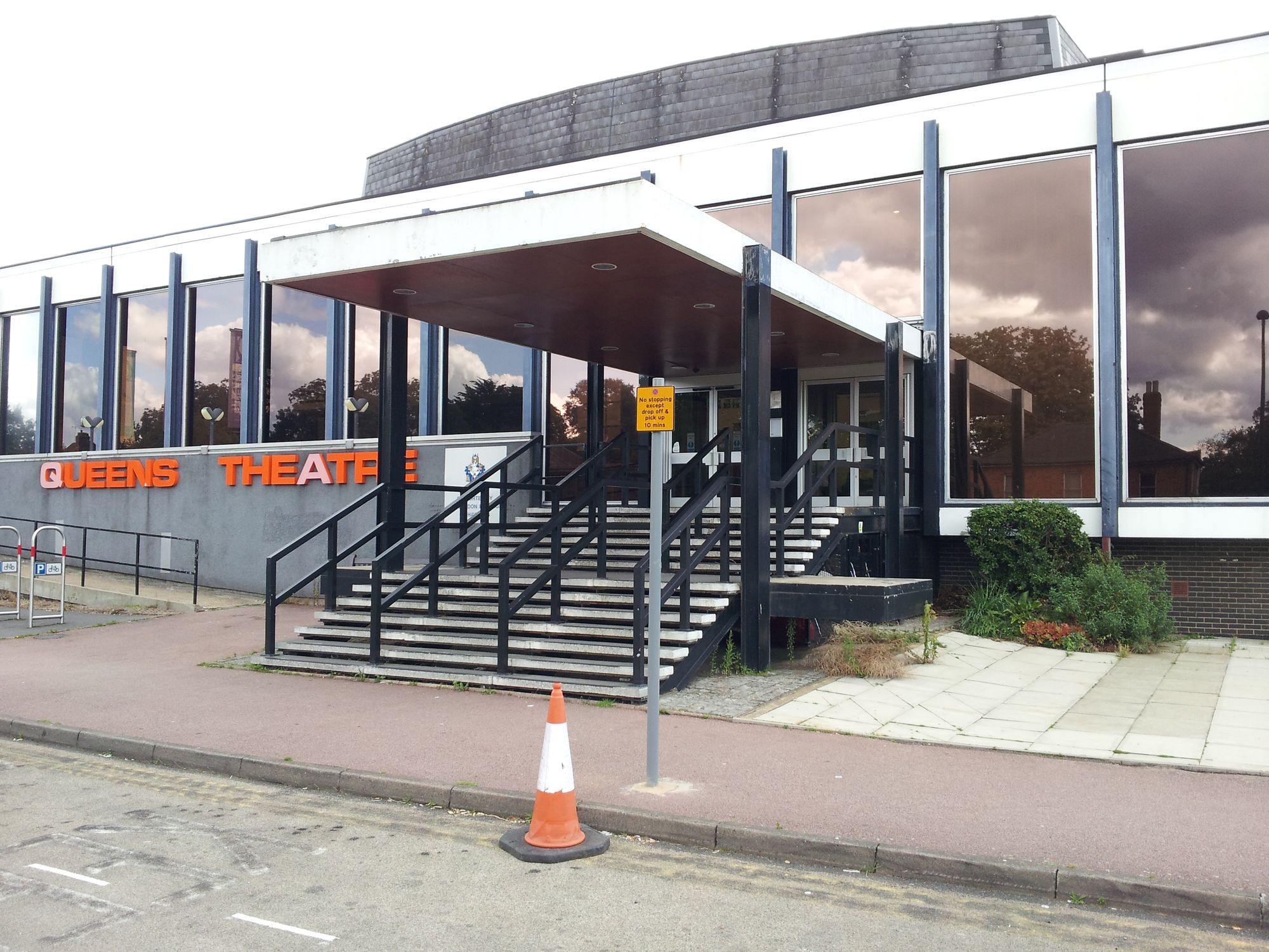 Queen's Theatre - Hornchurch (1). (Pub, External, Key). Published on 17-08-2014
