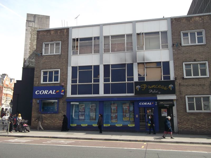 Black Horse - Ilford (1). (Pub, External). Published on 25-11-2014