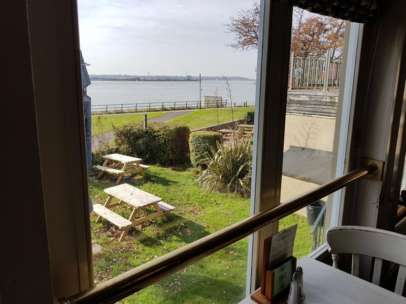 Royal Hotel - Purfleet (4). (Pub, Restaurant, Garden). Published on 30-10-2018