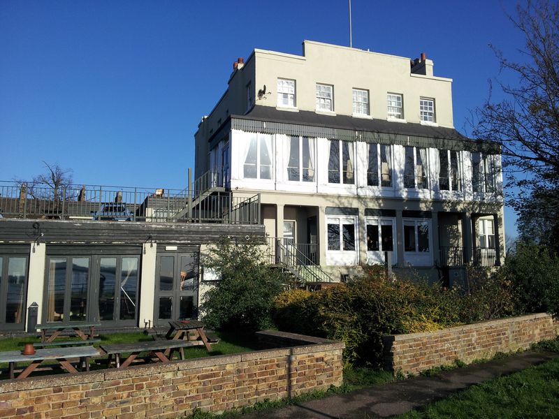 Royal Hotel - Purfleet (1). (Pub, External). Published on 09-11-2014