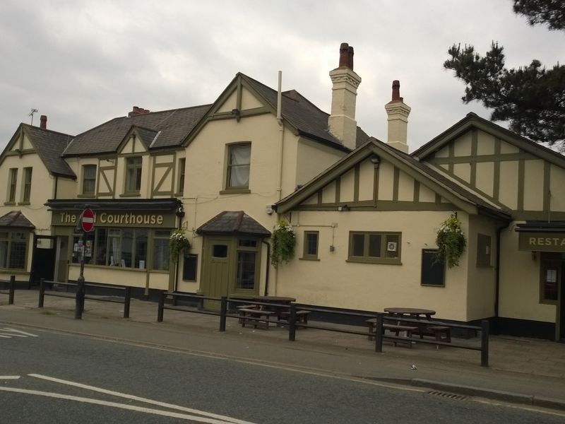 Old Courthouse - Stanford-le-Hope (1). (Pub, External). Published on 25-05-2015