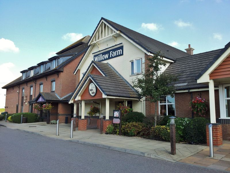 Willow Farm - Wennington (2). (Pub, External). Published on 11-10-2015