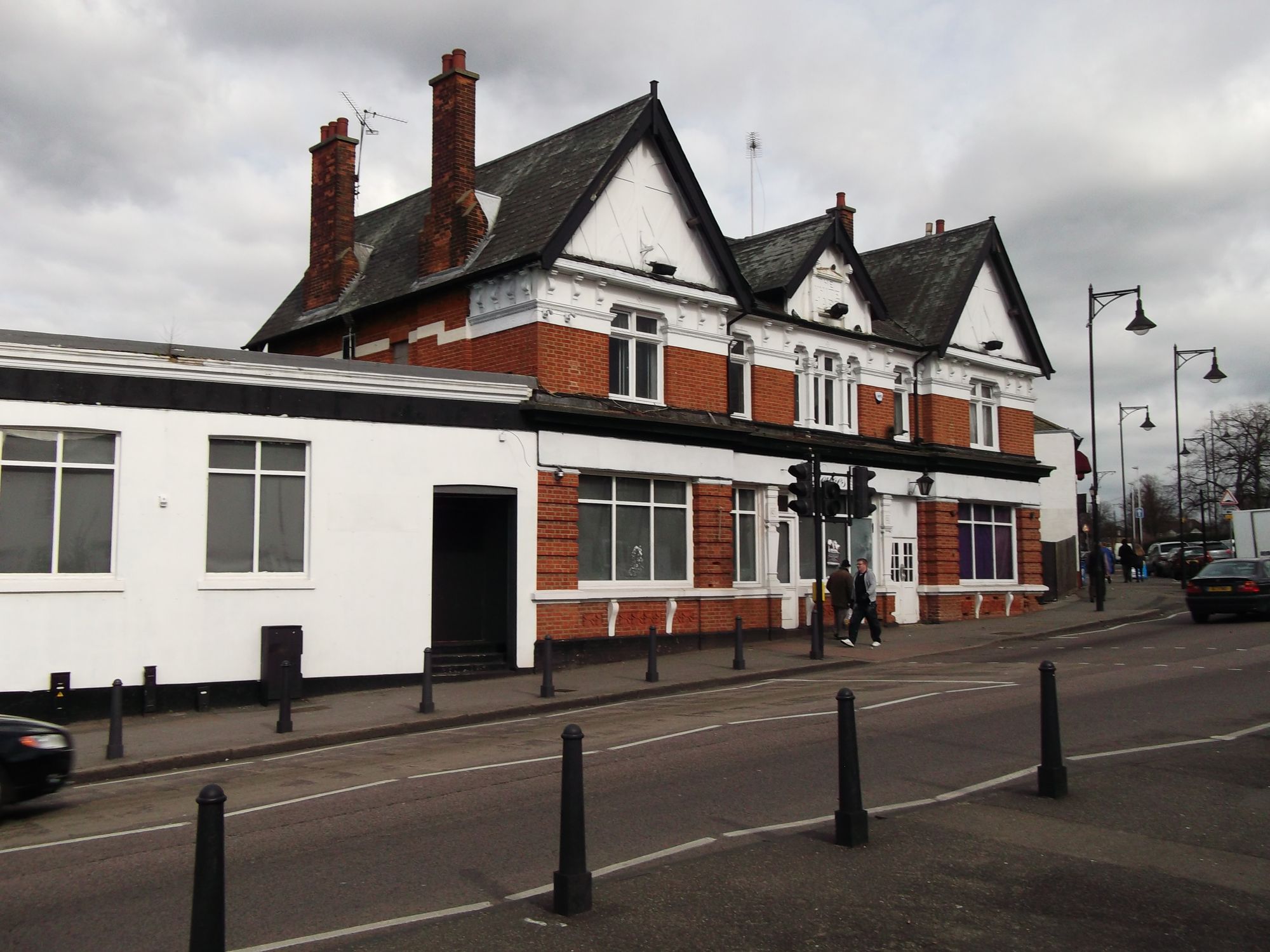 Deuce's Bar - Woodford Bridge (1). (Pub, External). Published on 08-07-2014