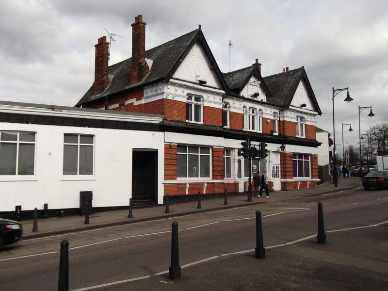 Deuce's Bar - Woodford Bridge (1). (Pub, External). Published on 08-07-2014