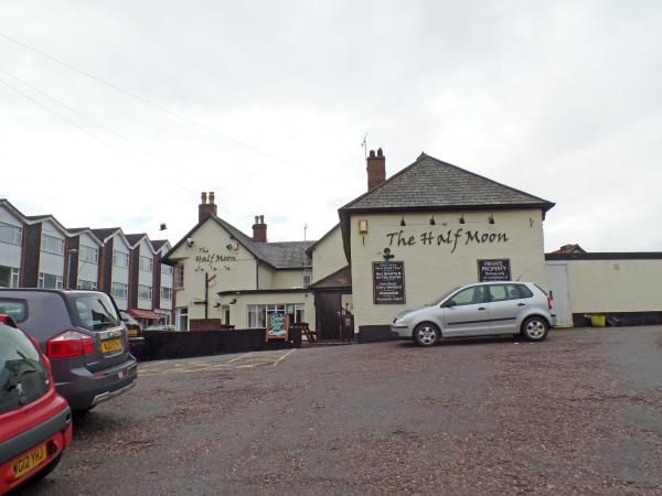 Half Moon. (Pub, External). Published on 19-11-2014