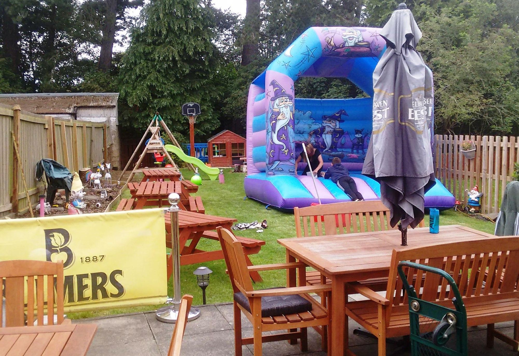 Play area / beer garden. (External, Garden, Party). Published on 17-10-2019