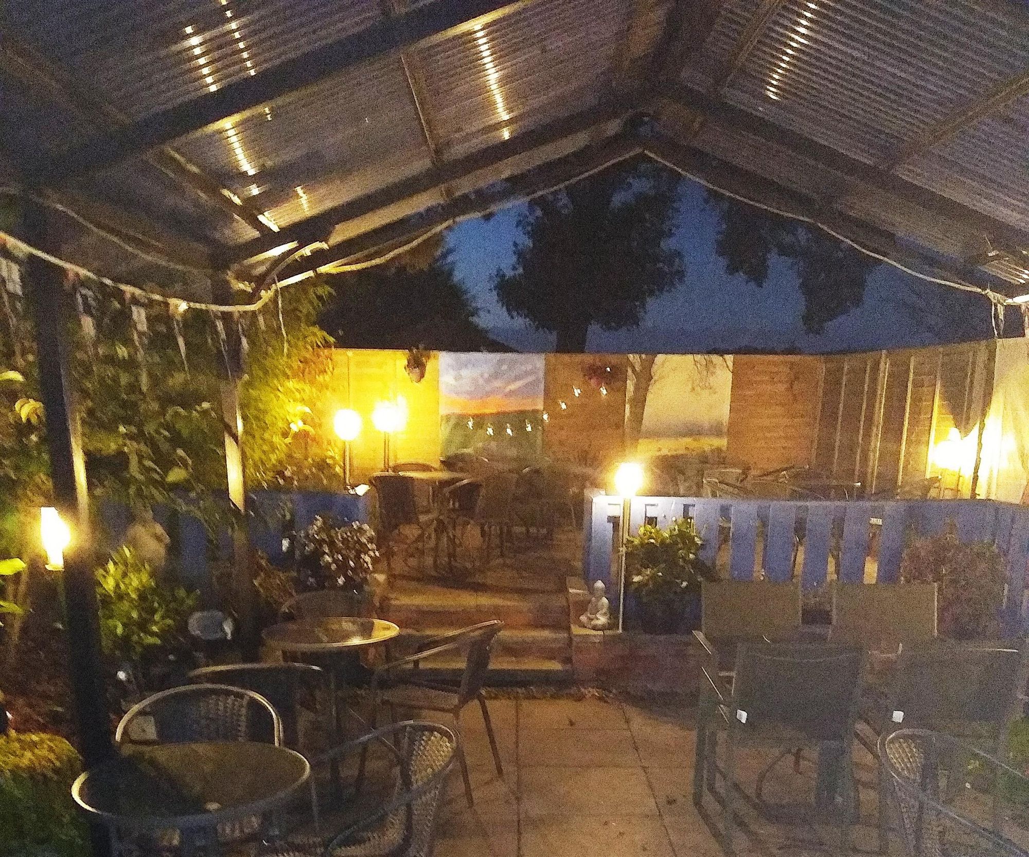 out back. (Garden). Published on 21-10-2021