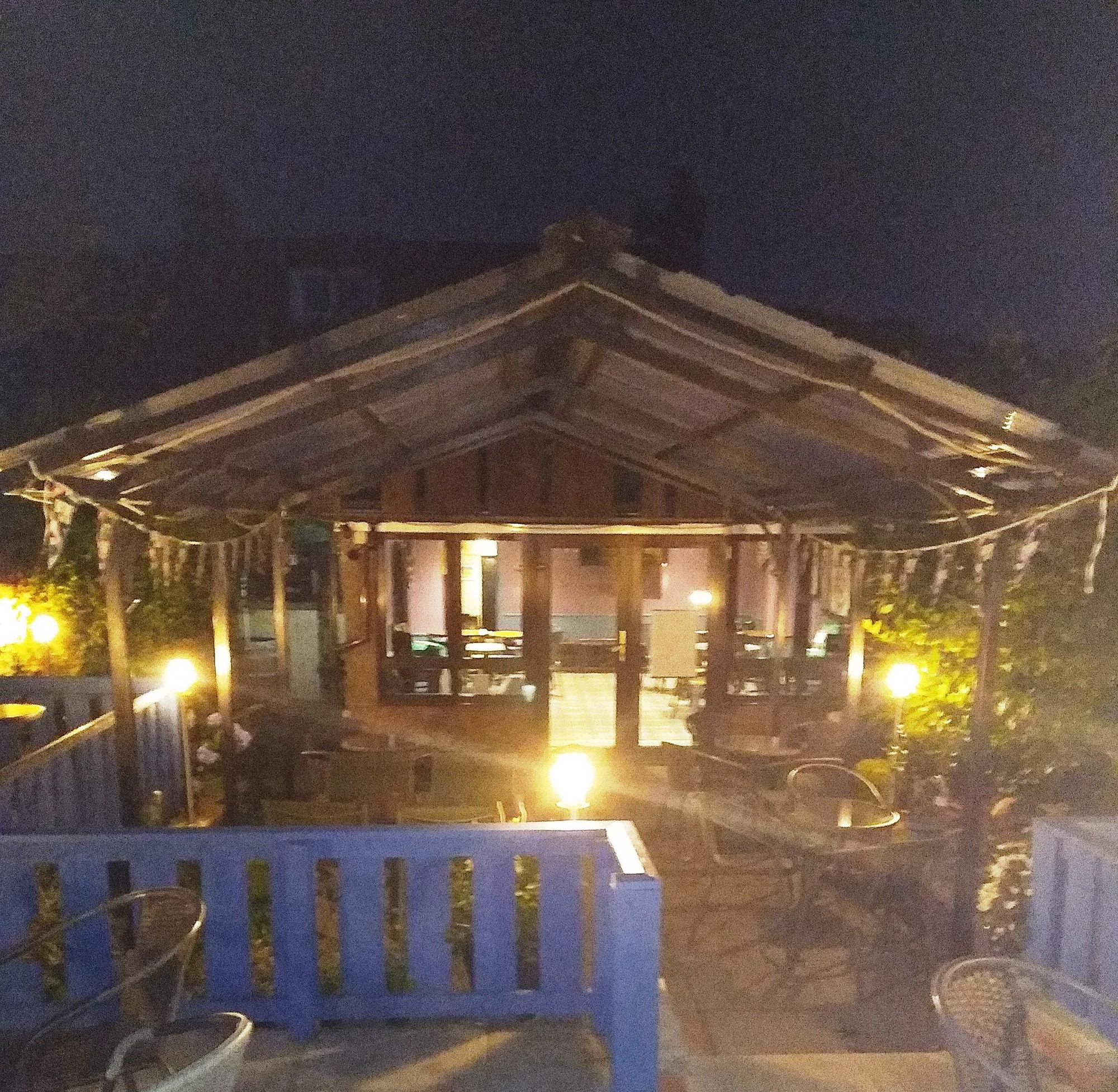 underneath the awning. (External, Garden). Published on 21-10-2021