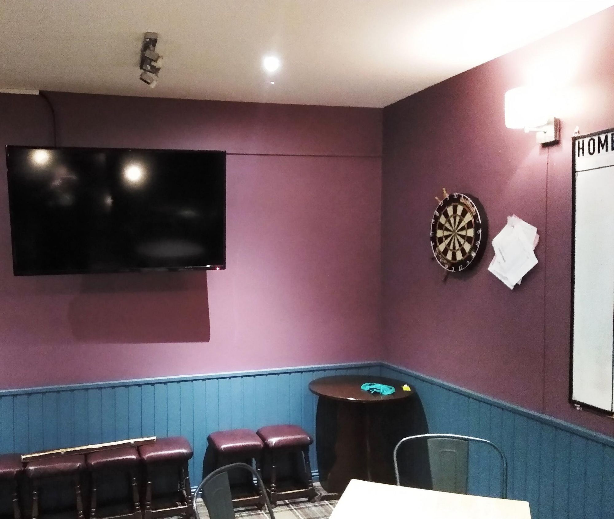 Sports TV & dart board. Published on 21-10-2021