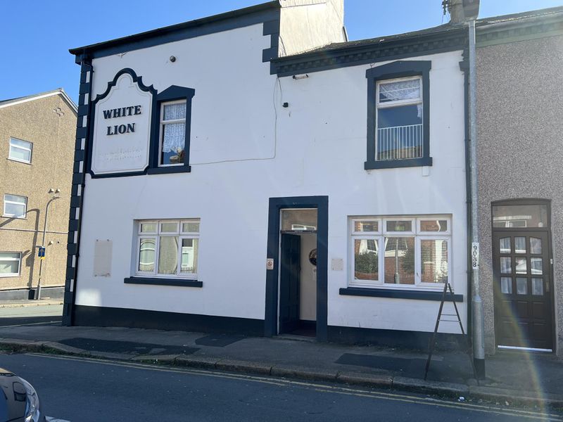 The main entrance (26/09/2025 Ann S-G). (Pub, External, Key). Published on 28-09-2025