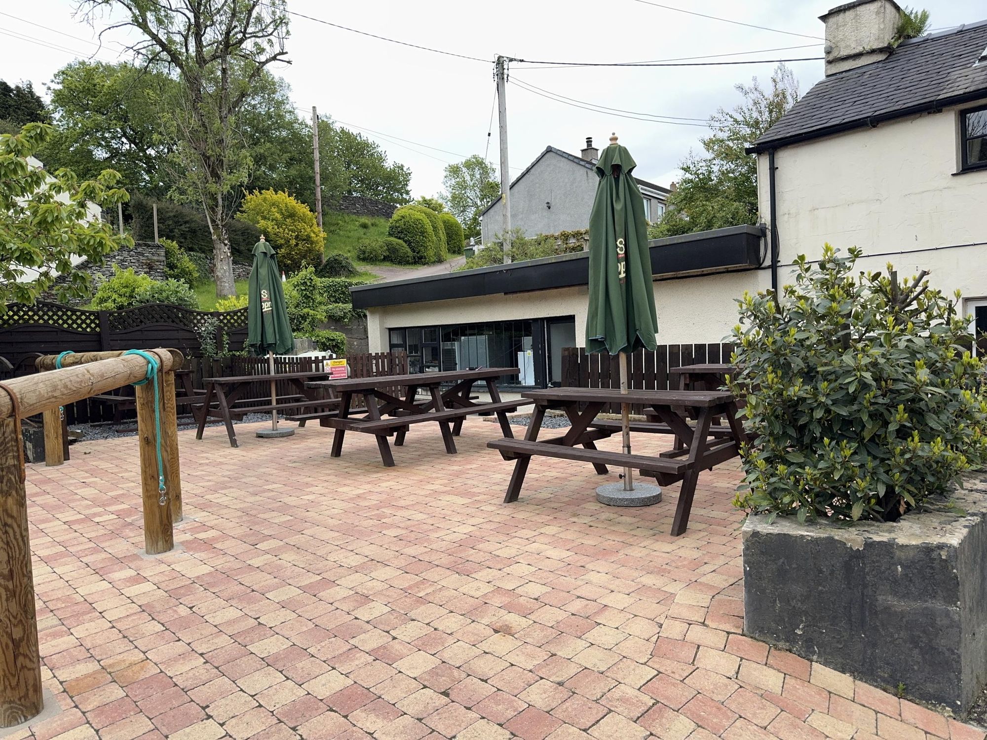 Side garden with horses' hitching post. (Pub, External, Garden). Published on 18-05-2026