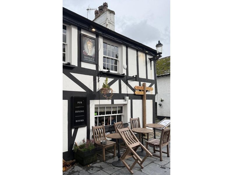 Signpost and seating (04/10/2025 Yvonne Braithwaite). (Pub, External, Sign). Published on 08-10-2025 
