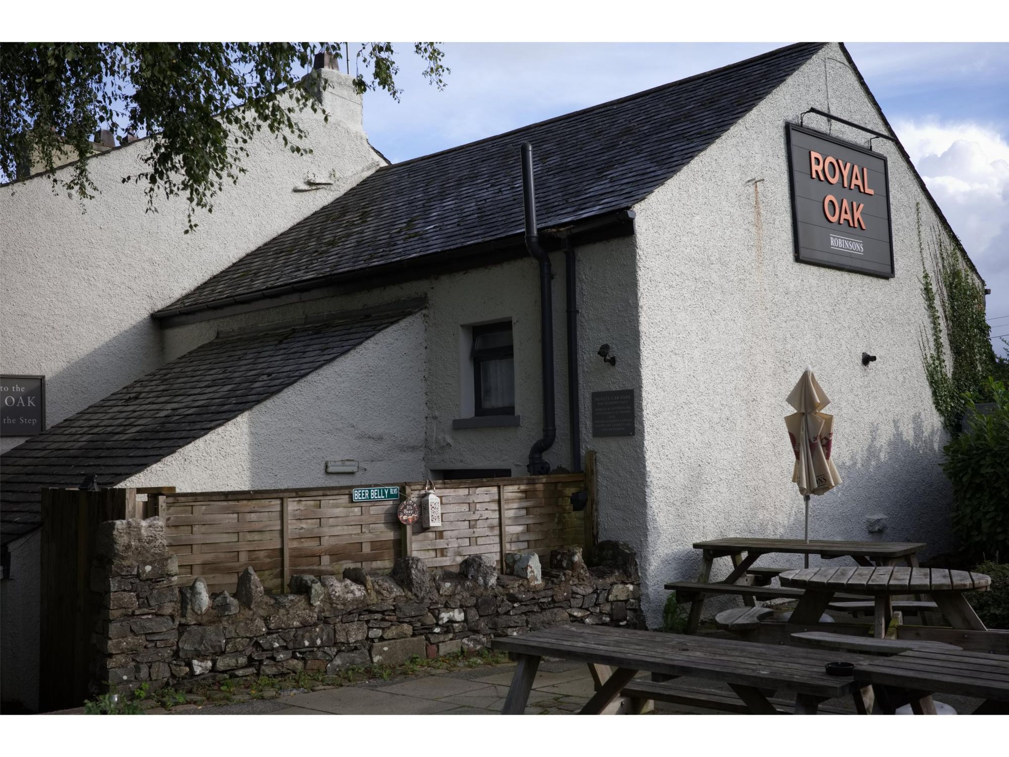 Side viw from garden. (Pub, External, Garden, Sign). Published on 16-09-2025