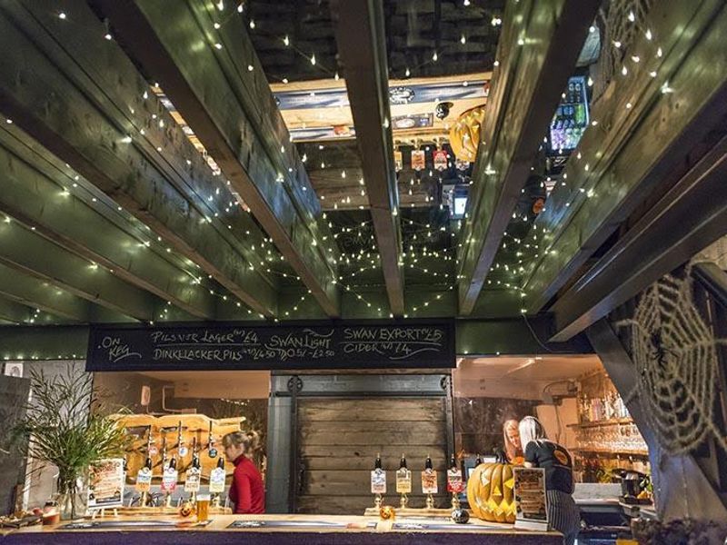 Barrel House Kendal ceiling. (Pub, Festival, Bar). Published on 11-03-2019