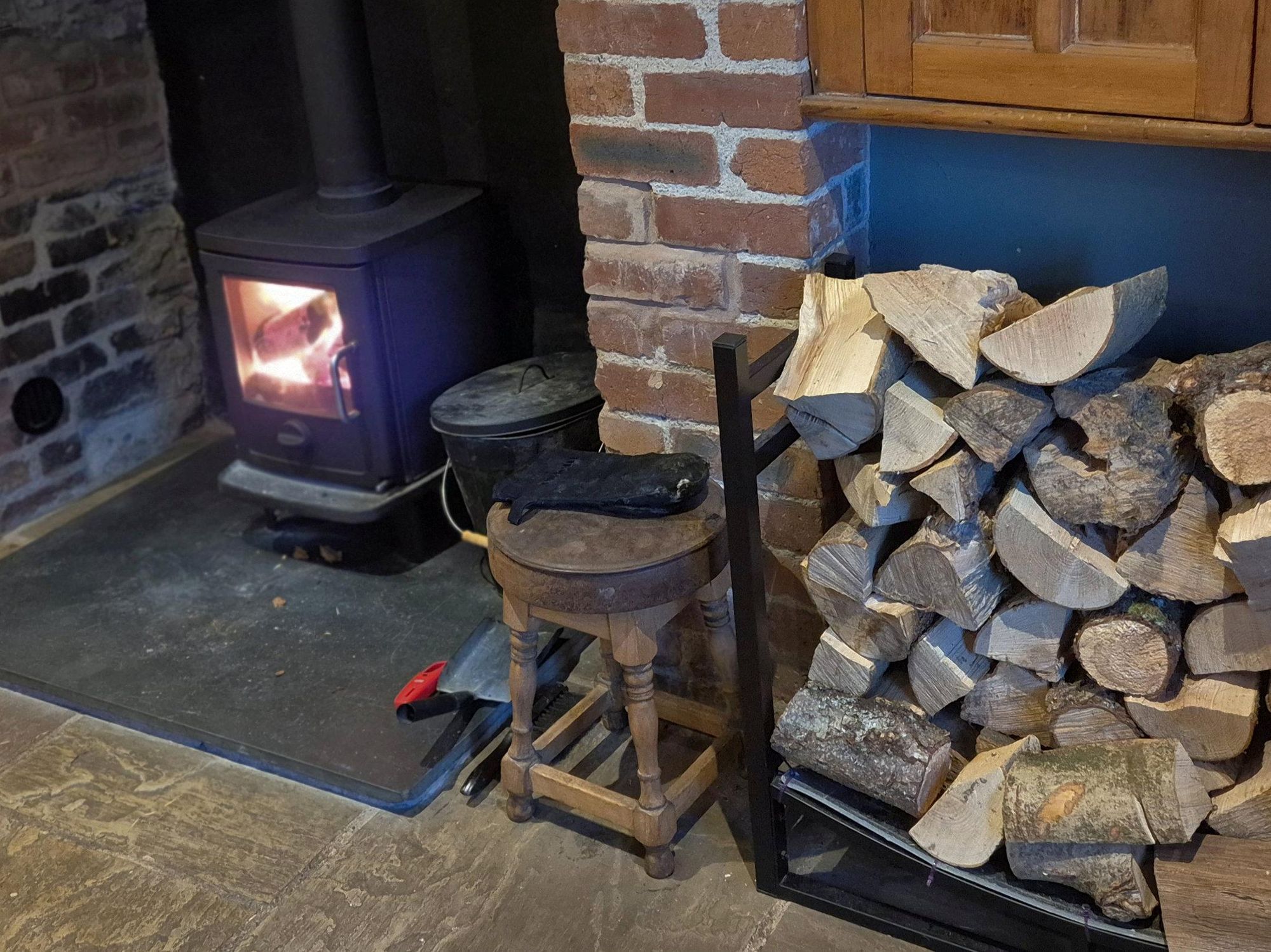 The fire with logs (15/11/2025 George Symes). (Pub, Bar). Published on 19-11-2025