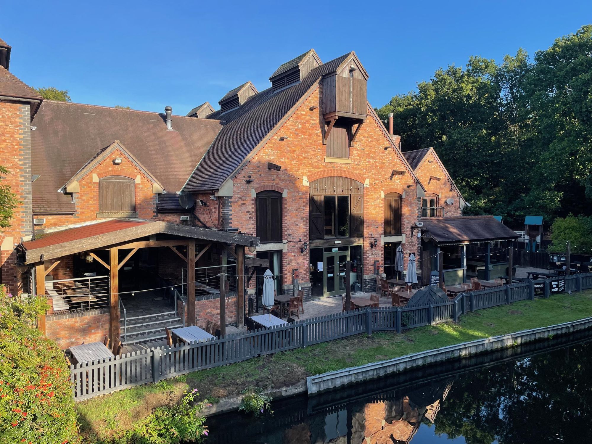Canalside garden in 2025. Published on 09-09-2025