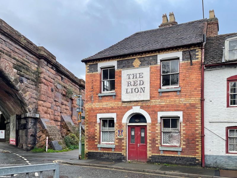 Red Lion in 2025, without pub sign and looking dilapidated.. Published on 01-11-2025 