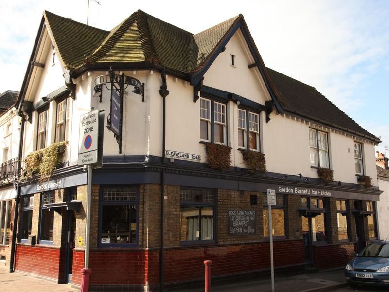 Gordon Bennett - Surbiton. (Pub, External, Key). Published on 26-12-2012