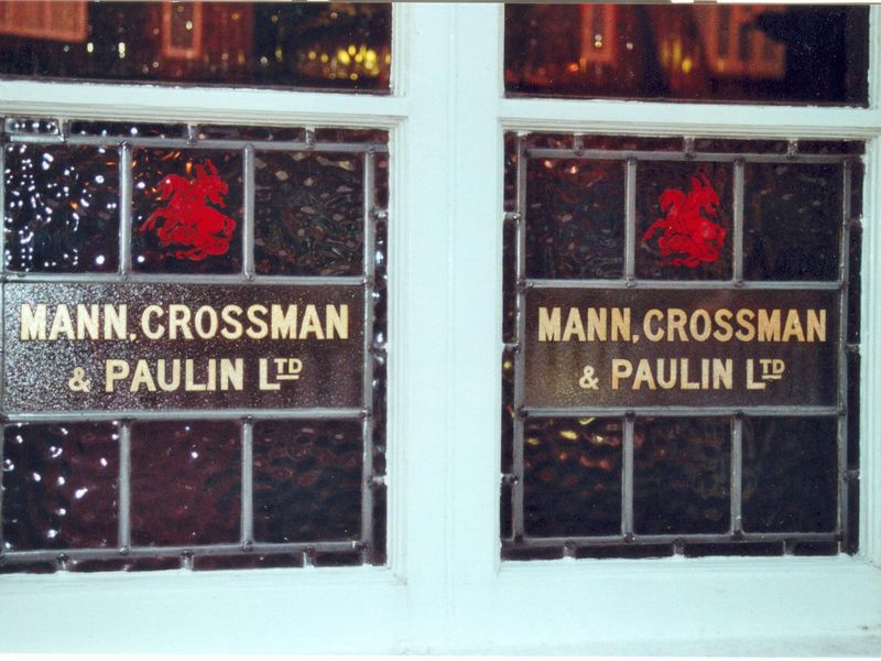 Griffin - Claygate (window detail). (Pub, External). Published on 18-01-2013