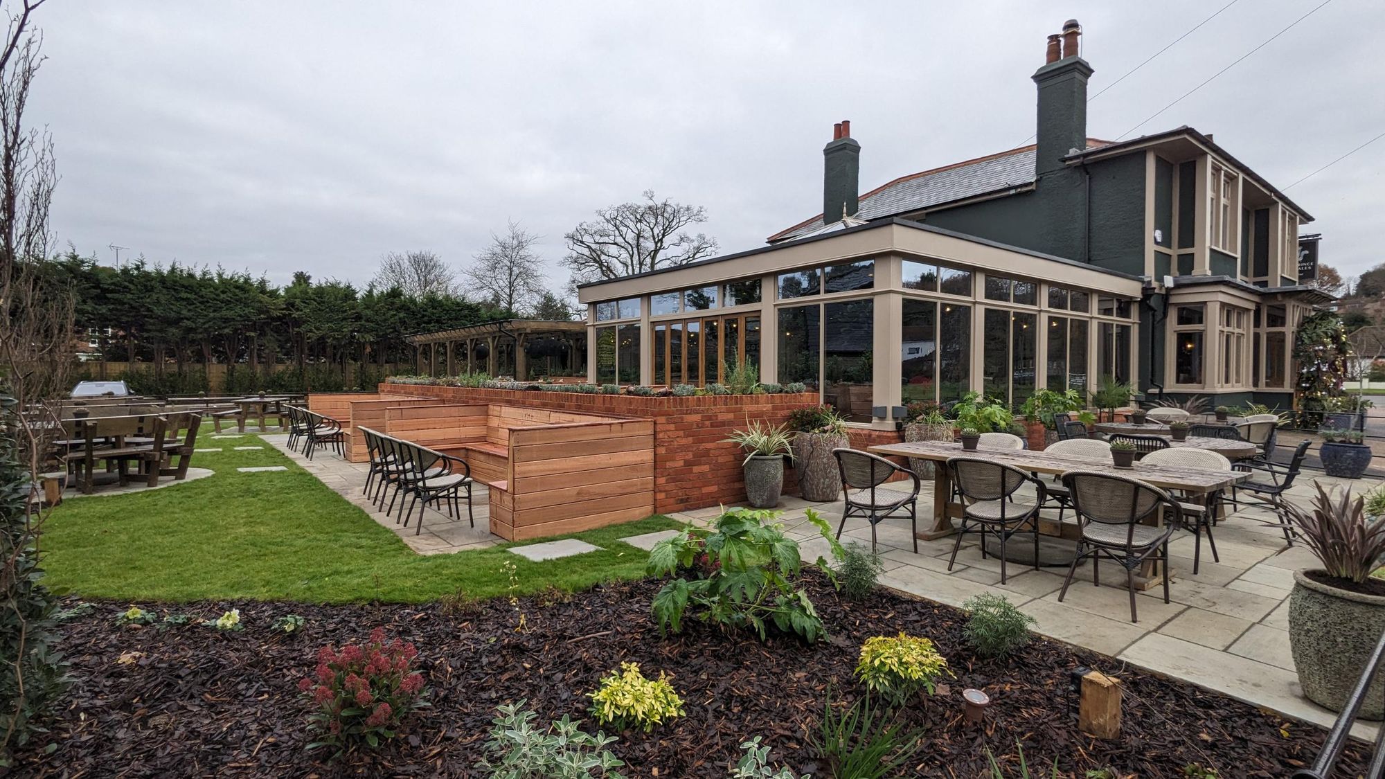 Prince of Wales - Esher - garden. Published on 16-12-2023