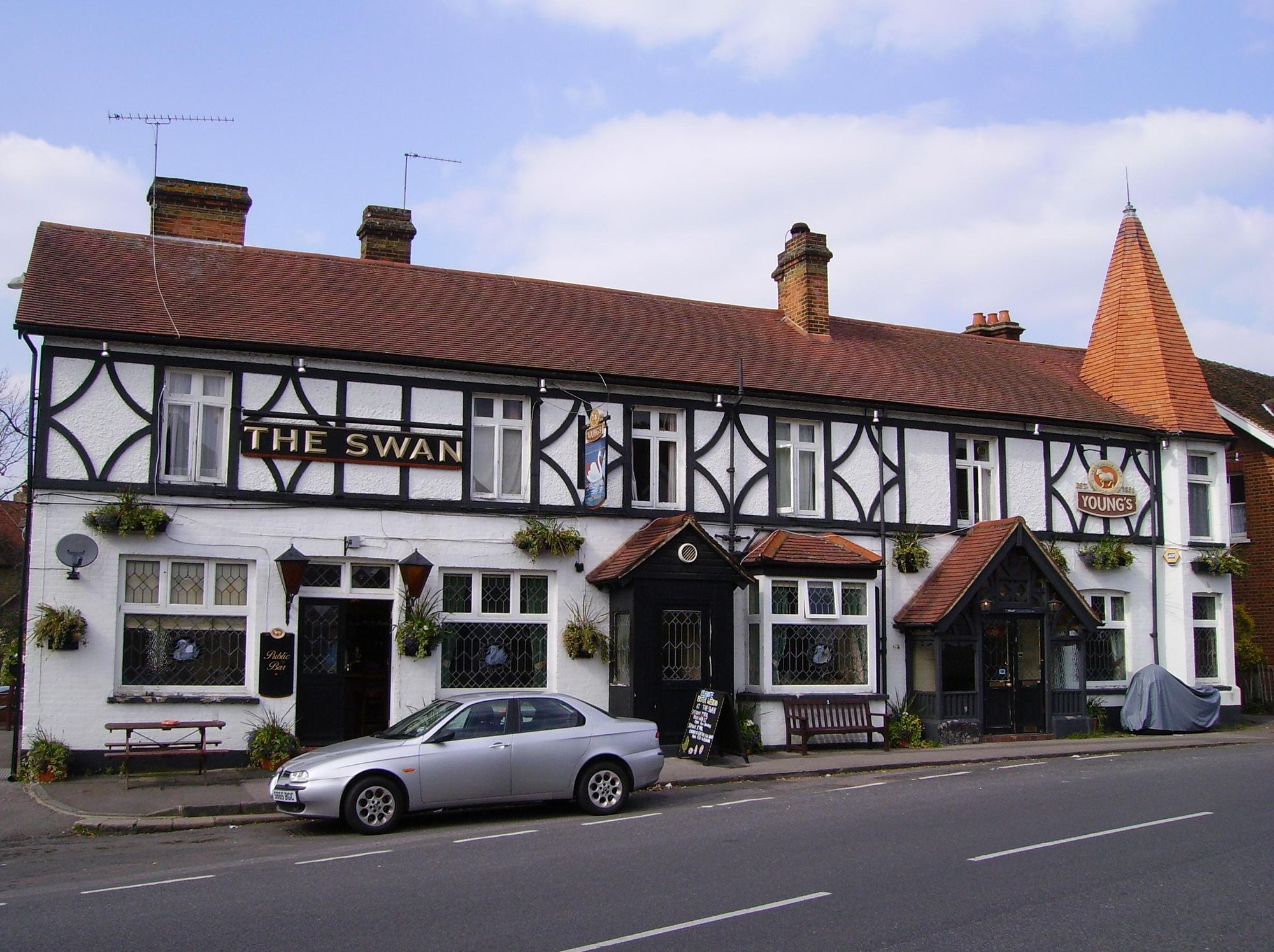 Swan - Walton on Thames. (Pub, External). Published on 19-01-2013