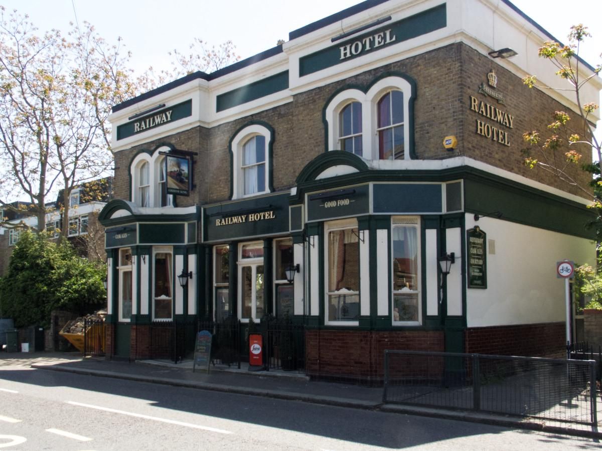 Railway Hotel, Hampton (photo take May 2005). (Pub, External, Key). Published on 11-09-2025