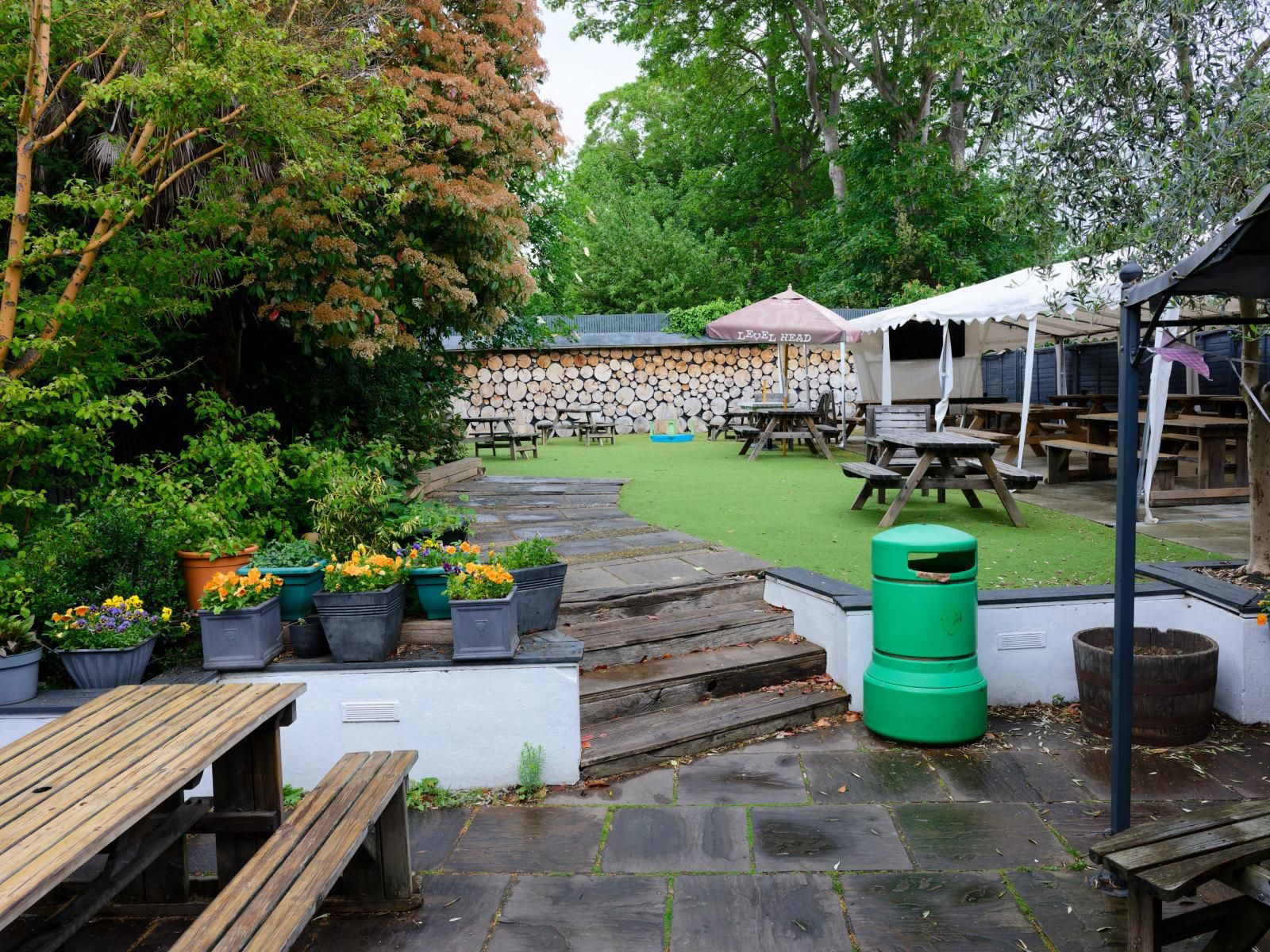 Worlds End, Hampton. May 2026. (Pub, External, Garden). Published on 12-05-2026