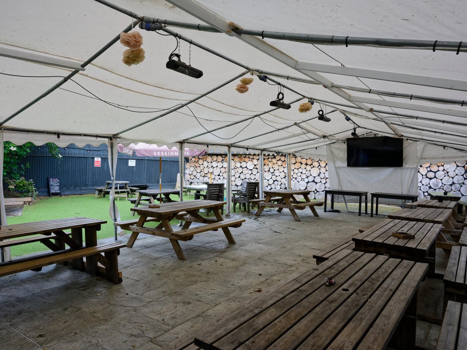 Worlds End, Hampton. May 2026. (Pub, External, Garden). Published on 12-05-2026