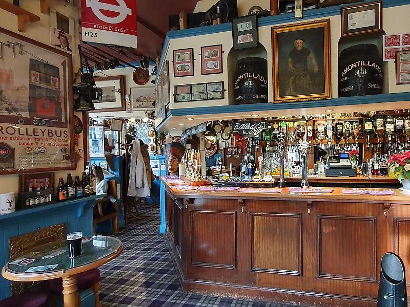 The Roebuck - Hampton Hill - Bar. (Pub, Bar). Published on 21-01-2024