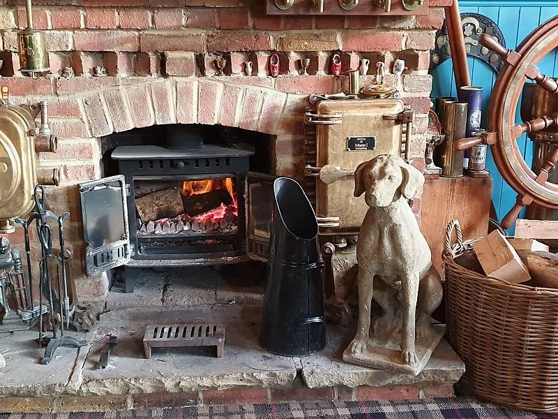 The Roebuck - Hampton Hill - The Fire Place. (Pub). Published on 21-01-2024