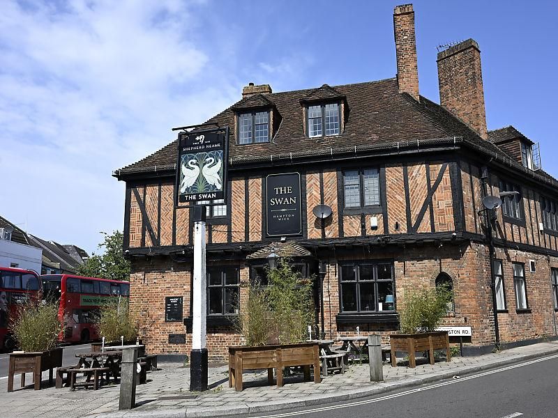 Swan Inn, Hampton Wick (Aug 2024). (Pub, External, Sign, Key). Published on 12-08-2024