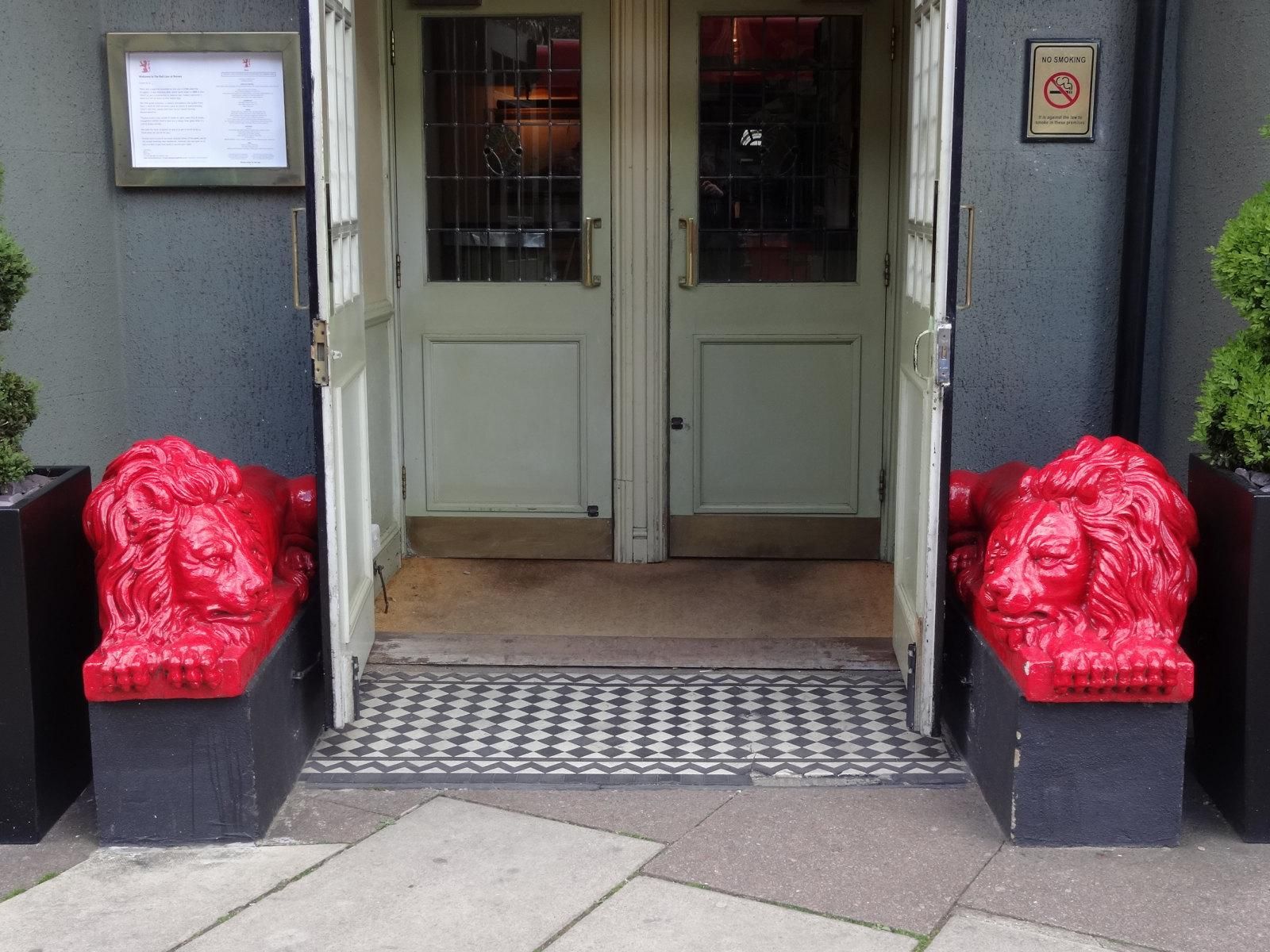 Red lions guarding the entrance. (Pub, External). Published on 29-04-2026
