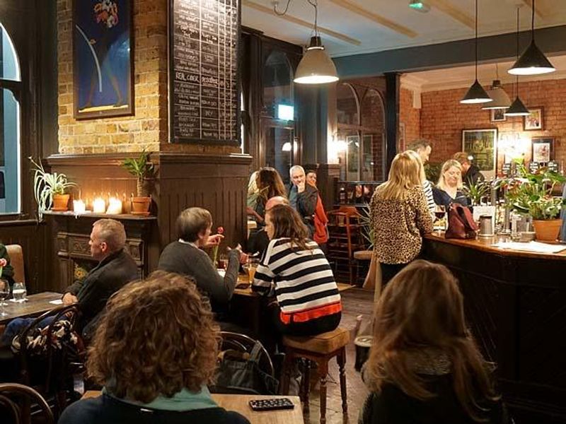 Around the bar. (Pub, Bar, Customers). Published on 13-11-2018