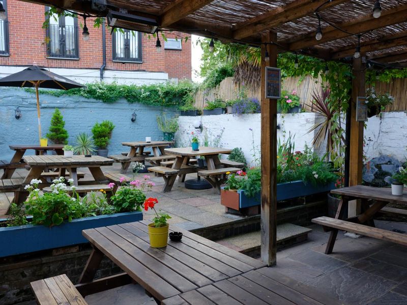 Swan Inn garden, Isleworth (Photo take September 2025). (Pub, External, Garden). Published on 17-09-2025 