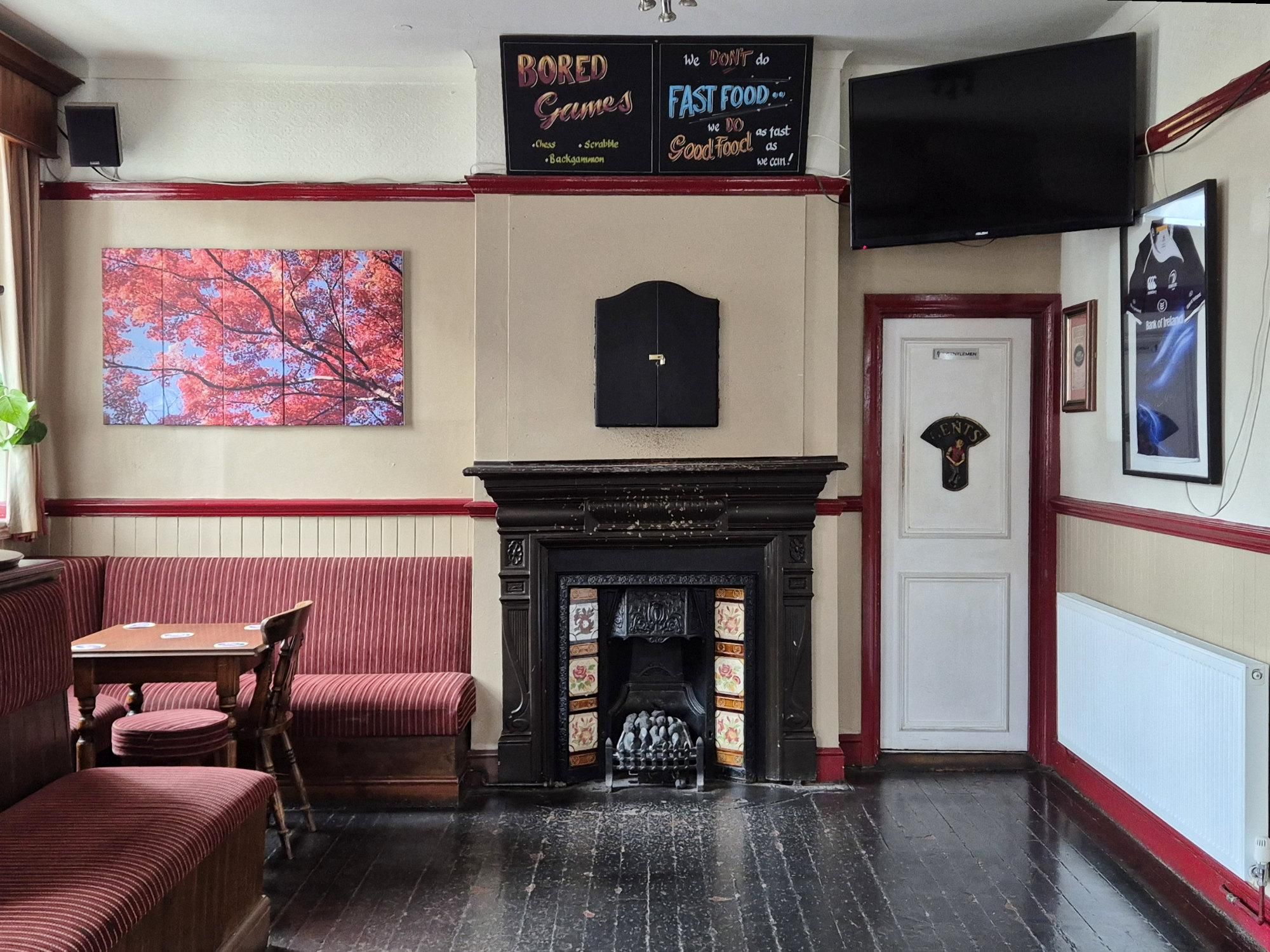 The Crown on Lower Mortlake Road, Richmond (Side room Sept. 2026. (Pub). Published on 11-09-2026