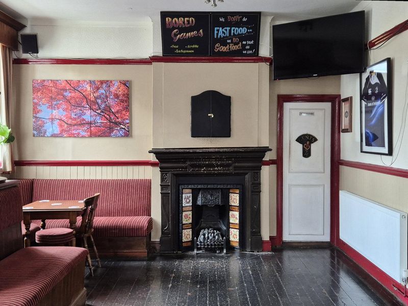 The Crown on Lower Mortlake Road, Richmond (Side room Sept. 2026. (Pub). Published on 11-09-2026 