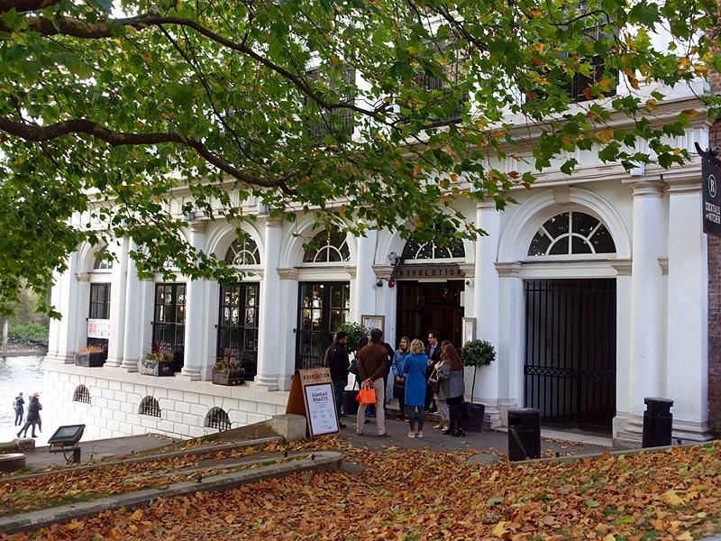 Revolution side entrance, Richmond. (Pub, External). Published on 23-10-2017