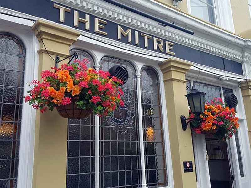 Hanging Baskets, July 2016. (Pub, External, Key). Published on 10-07-2016 