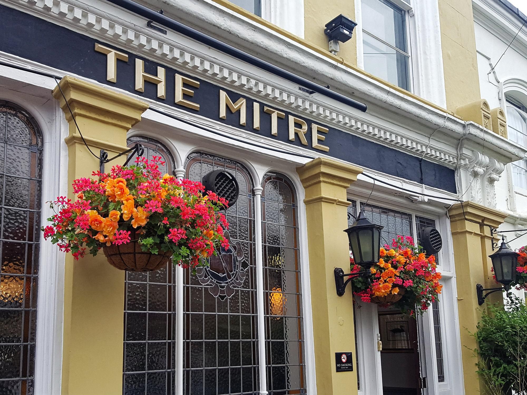 Hanging Baskets, July 2016. (Pub, External). Published on 05-07-2026