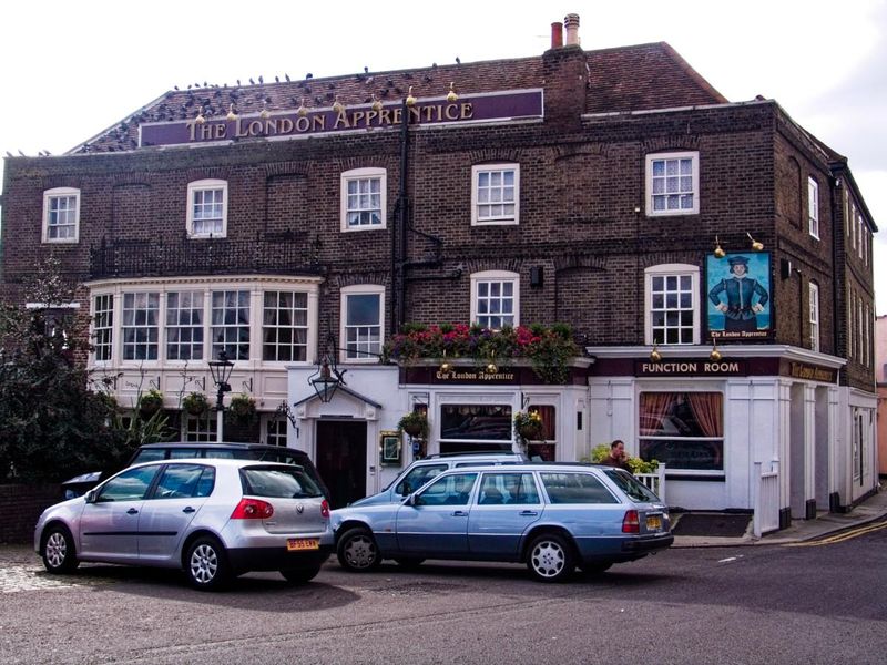London Apprentice, Isleworth (photo taken Oct 2005). (Pub, External, Key). Published on 10-08-2025