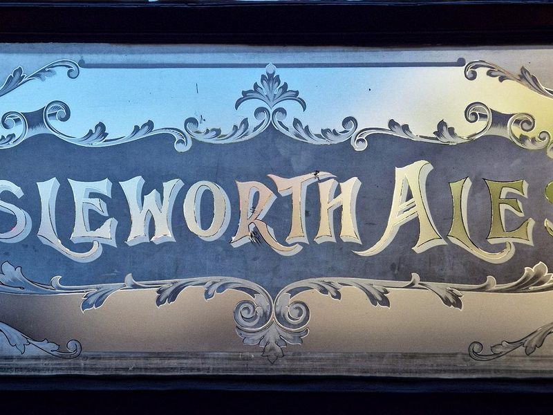 London Apprentice, Isleworth - Etched window (photo taken Aug 20. (External). Published on 14-08-2026 