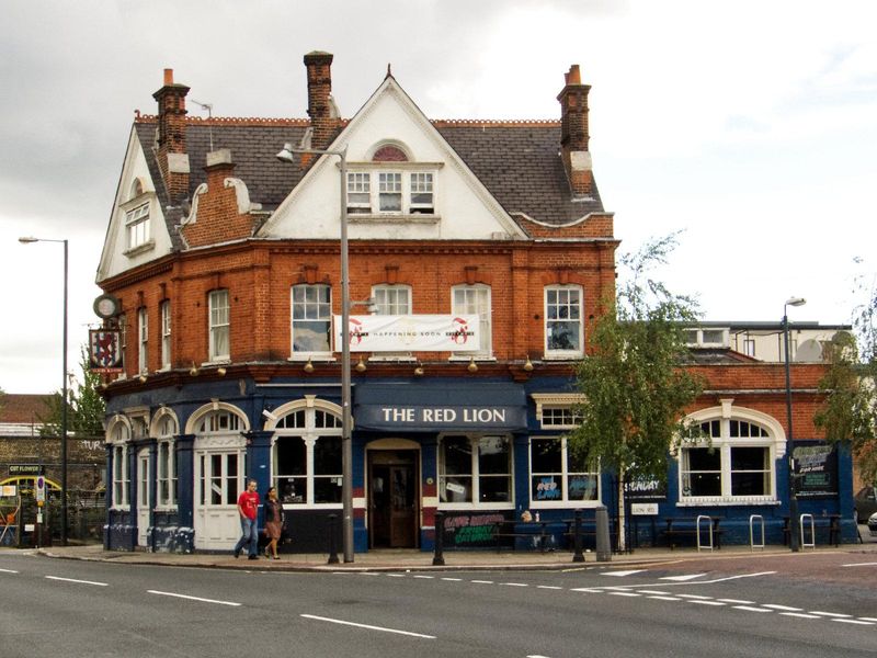 The Red Lion in August 2006. Now a TESCO Express. (Pub, External, Key). Published on 07-04-2026 