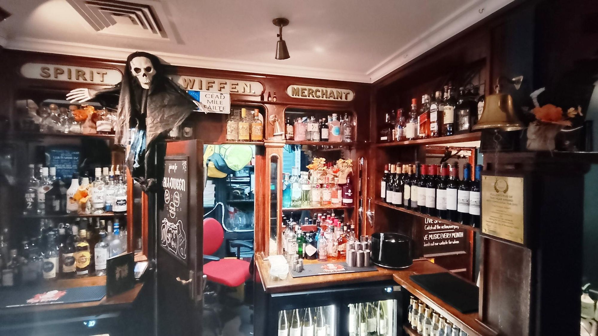 Taken 18 October 2025. (Bar). Published on 19-10-2025
