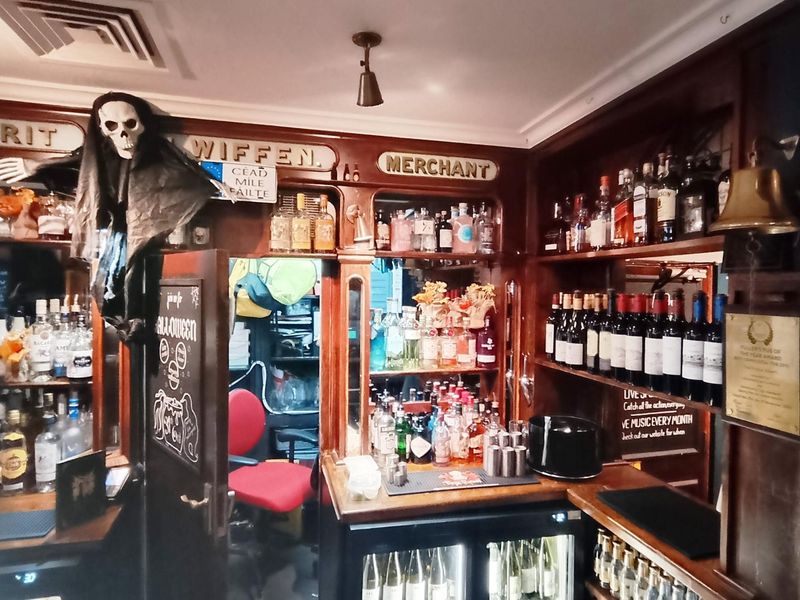 Taken 18 October 2025. (Bar). Published on 19-10-2025 